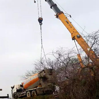 水泥罐車側翻吊裝工程施工